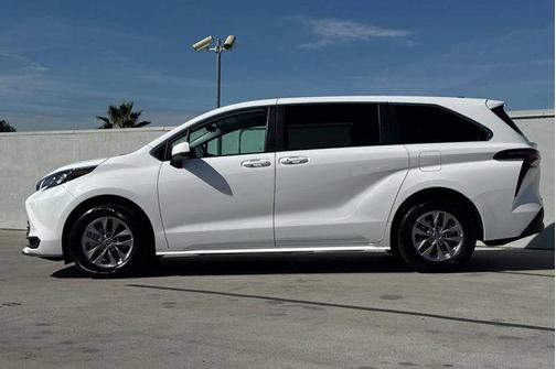 2025 Toyota Sienna LE