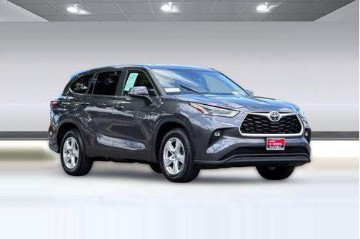 Magnetic Gray Metallic 2025 Toyota Highlander LE