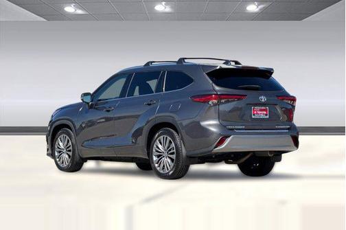 Magnetic Gray Metallic 2022 Toyota Highlander Platinum