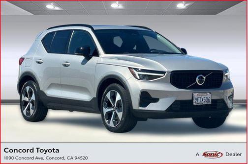 2024 Volvo XC40 B5 Core Dark Theme
