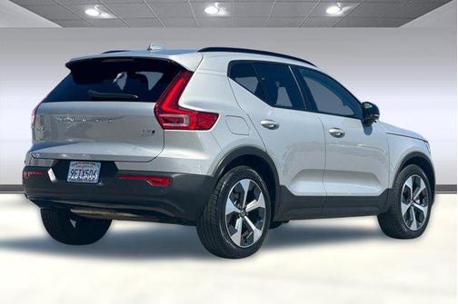 2024 Volvo XC40 B5 Core Dark Theme