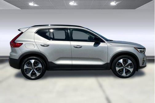 2024 Volvo XC40 B5 Core Dark Theme