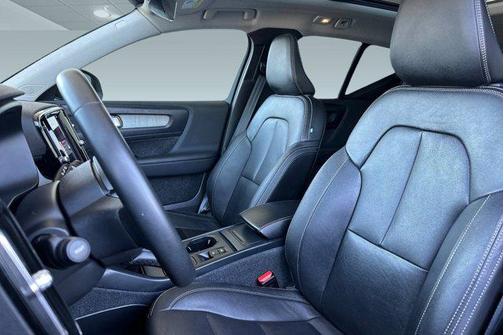 2024 Volvo XC40 B5 Core Dark Theme