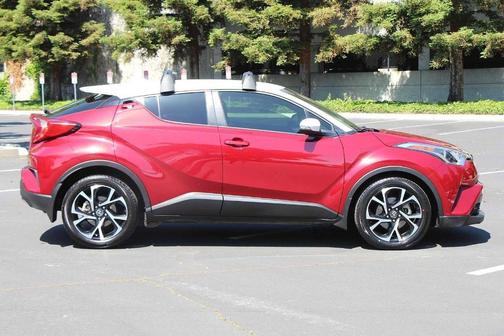 Photo 4 of 36 of 2018 Toyota C-HR XLE