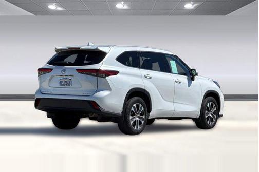 Wind Chill Pearl 2022 Toyota Highlander XLE