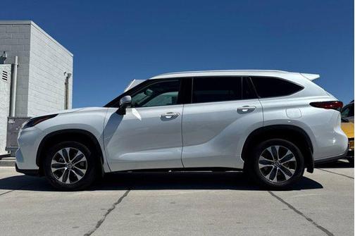 Wind Chill Pearl 2022 Toyota Highlander XLE