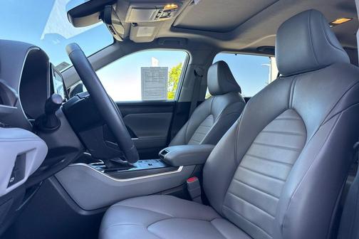Celestial Silver Metallic 2022 Toyota Highlander Hybrid XLE