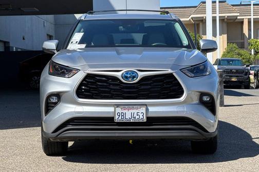 Celestial Silver Metallic 2022 Toyota Highlander Hybrid XLE
