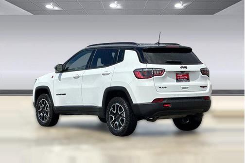 Bright White Clearcoat 2025 Jeep Compass Trailhawk