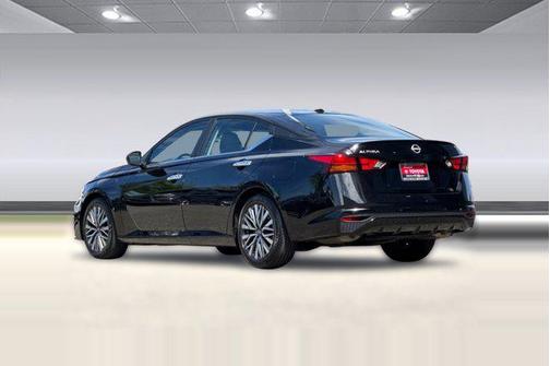 Super Black 2025 Nissan Altima SV FWD