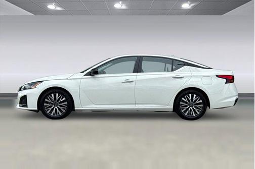 Glacier White 2025 Nissan Altima SV FWD