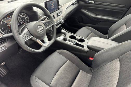 Glacier White 2025 Nissan Altima SV FWD