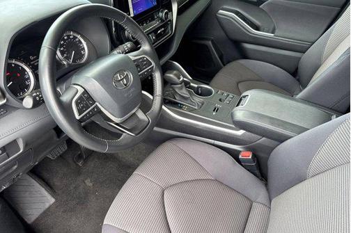 Celestial Silver Metallic 2025 Toyota Highlander LE