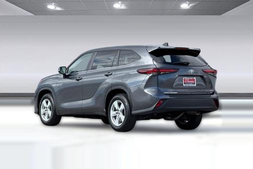Magnetic Gray Metallic 2024 Toyota Highlander LE