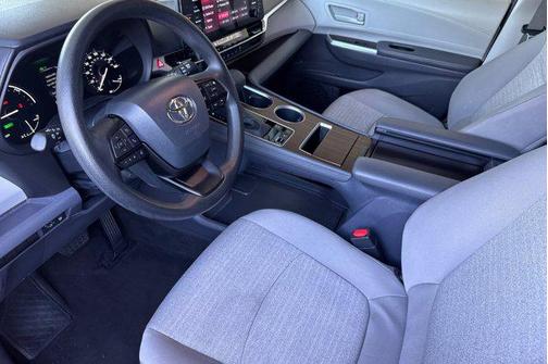 2023 Toyota Sienna LE