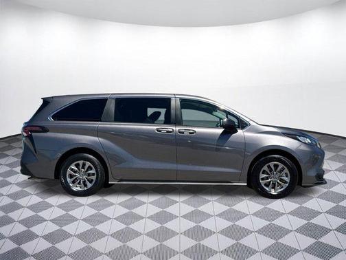2023 Toyota Sienna LE