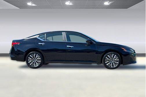 Super Black 2025 Nissan Altima SV FWD