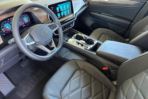 Deep Black Pearl 2026 Volkswagen Atlas 2.0T SE w/Technology 4MOTION