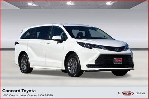 2024 Toyota Sienna LE