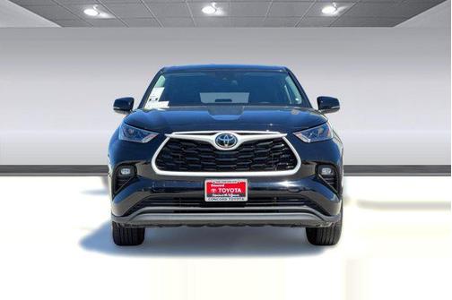 Midnight Black Metallic 2025 Toyota Highlander LE