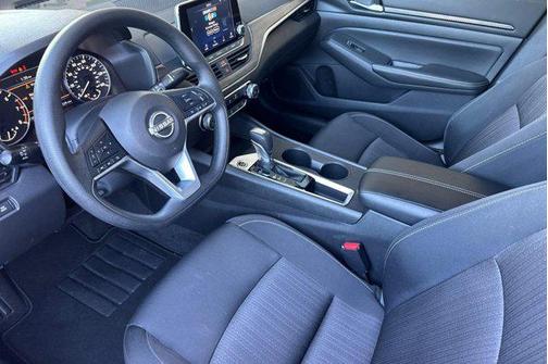 Glacier White 2025 Nissan Altima SV FWD