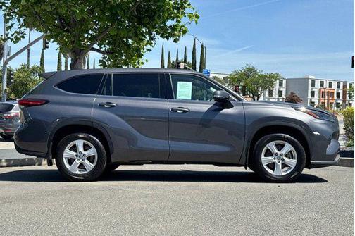 Magnetic Gray Metallic 2022 Toyota Highlander LE