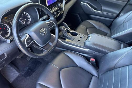 Midnight Black Metallic 2024 Toyota Highlander XLE