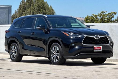 Midnight Black Metallic 2024 Toyota Highlander XLE