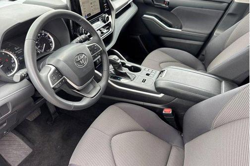 Celestial Silver Metallic 2025 Toyota Highlander LE