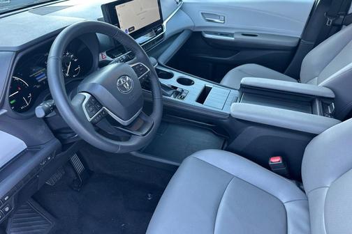 Midnight Black Metallic 2026 Toyota Sienna XLE
