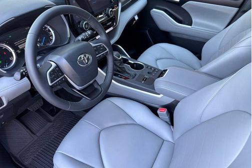 2025 Toyota Highlander Hybrid XLE