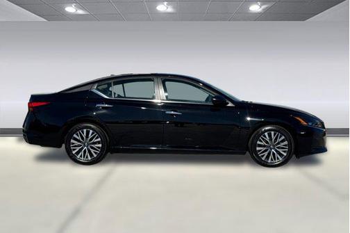 Super Black 2025 Nissan Altima SV FWD