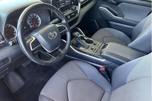2022 Toyota Highlander LE