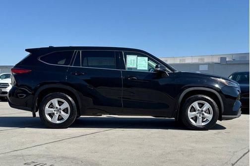 2022 Toyota Highlander LE