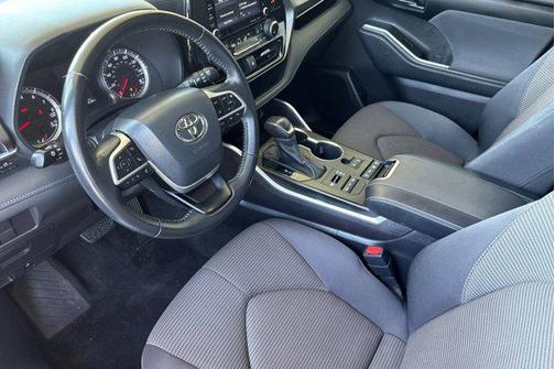 2022 Toyota Highlander LE
