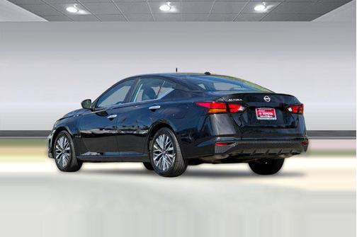 Super Black 2025 Nissan Altima SV FWD