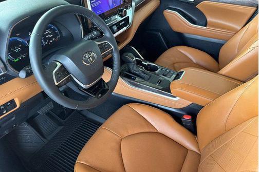 2026 Toyota Highlander Hybrid Platinum