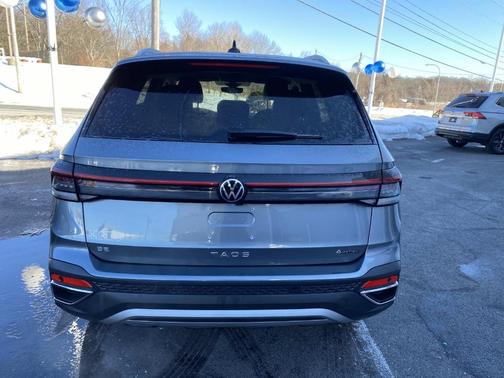 Platinum Gray Metallic 2025 Volkswagen Taos 1.5T SE