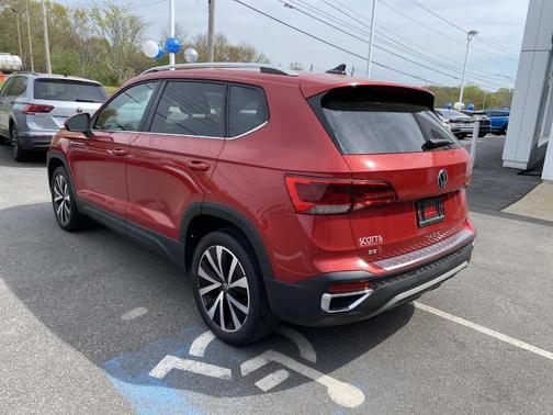 Kings Red 2023 Volkswagen Taos 1.5T SE