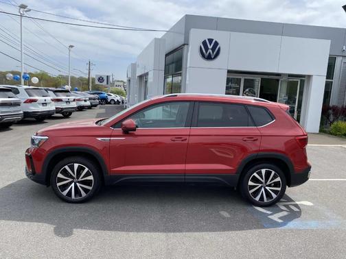 Kings Red 2023 Volkswagen Taos 1.5T SE