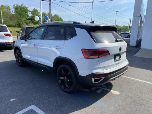 Pure White 2023 Volkswagen Taos 1.5T SE
