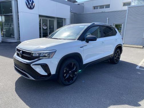 Pure White 2023 Volkswagen Taos 1.5T SE