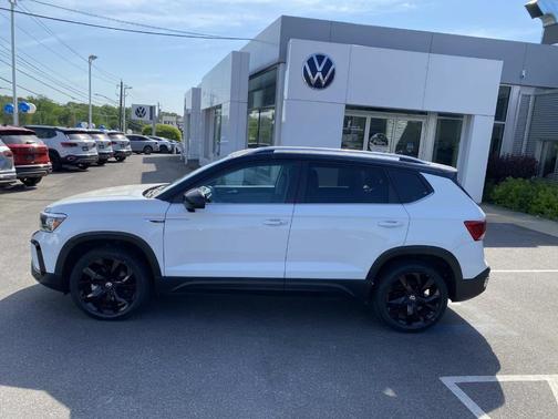 Pure White 2023 Volkswagen Taos 1.5T SE