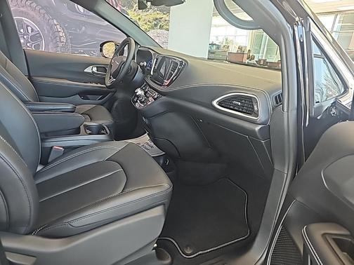 2025 Chrysler Pacifica Hybrid Select