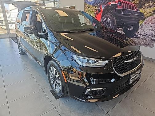 2025 Chrysler Pacifica Hybrid Select