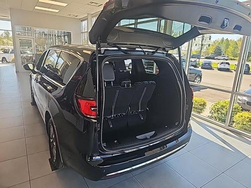 2025 Chrysler Pacifica Hybrid Select