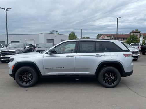 2025 Jeep Grand Cherokee Laredo