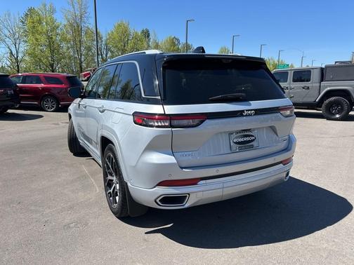 2022 Jeep Grand Cherokee Summit