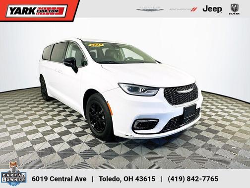 White 2024 Chrysler Pacifica Touring-L