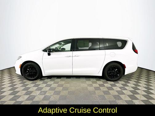 White 2024 Chrysler Pacifica Touring-L